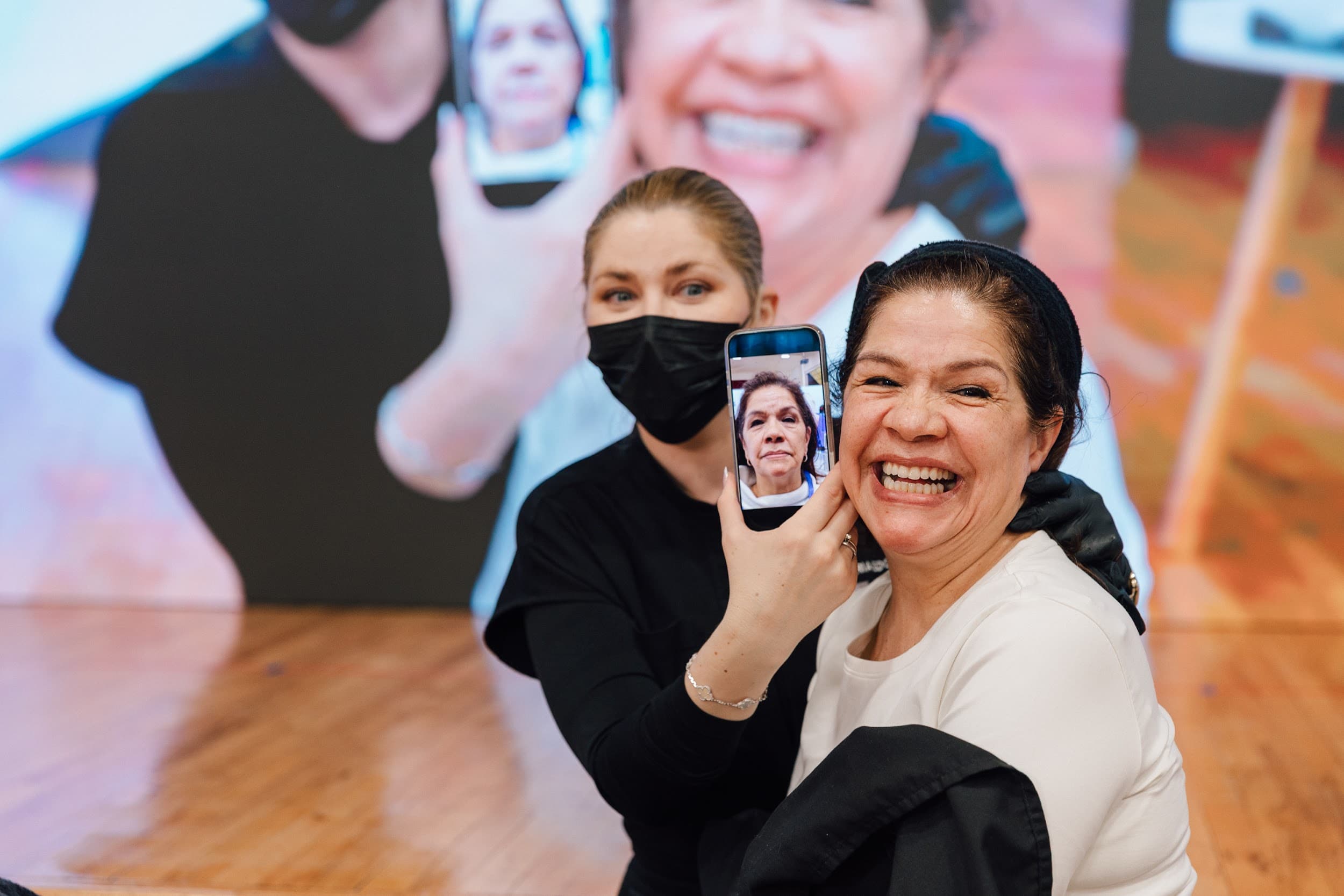 Prior Evolon forum attendees smiling while taking a selfie